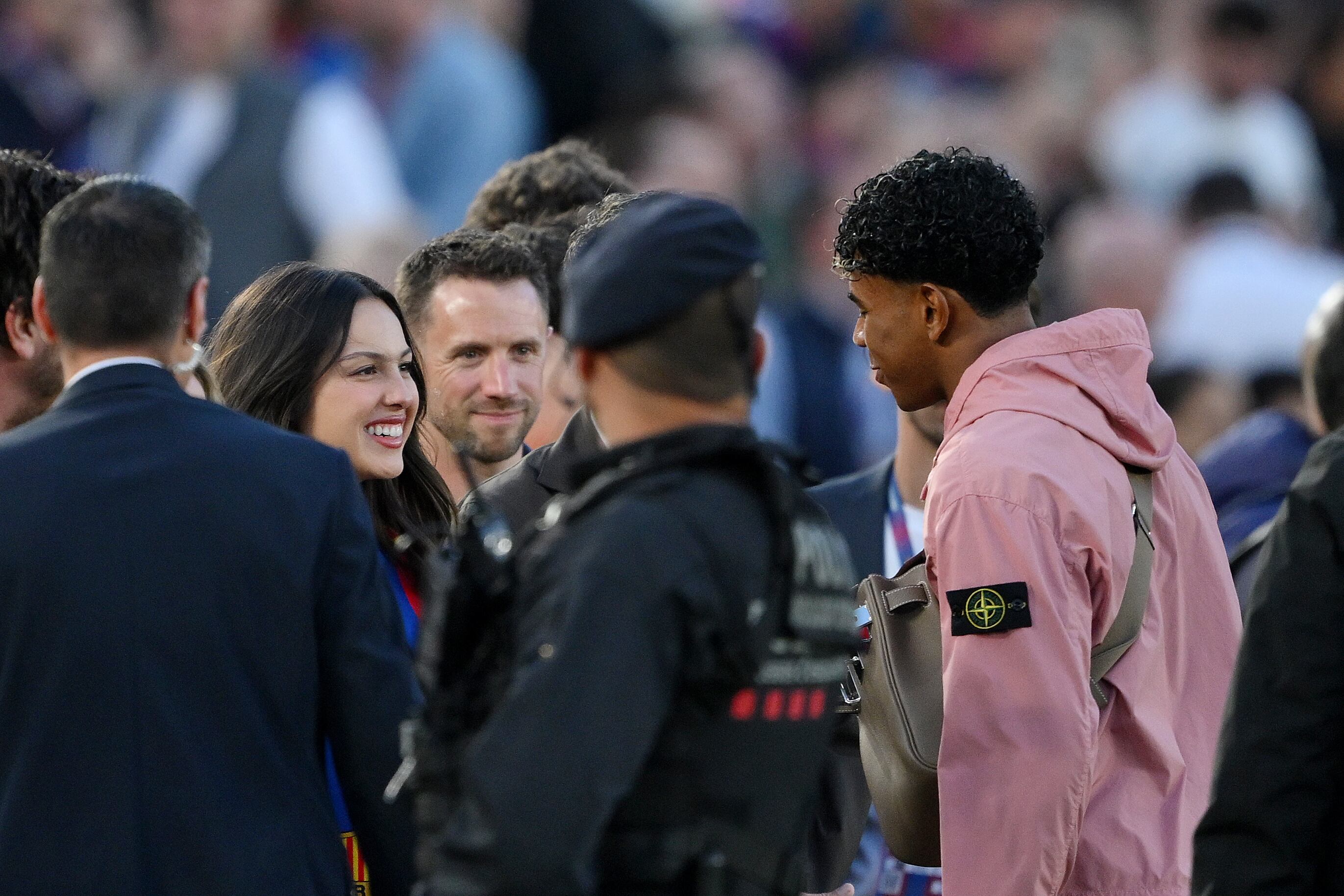 Olivia Rodrigo hablando con interacts  Lamine Yamal en el césped del Spotify Camo Nou tras el partido entre el Barça y el Real Madrid - Getty Images