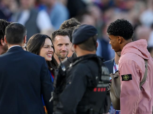 Olivia Rodrigo hablando con interacts Lamine Yamal en el césped del Spotify Camo Nou tras el partido entre el Barça y el Real Madrid - Getty Images
