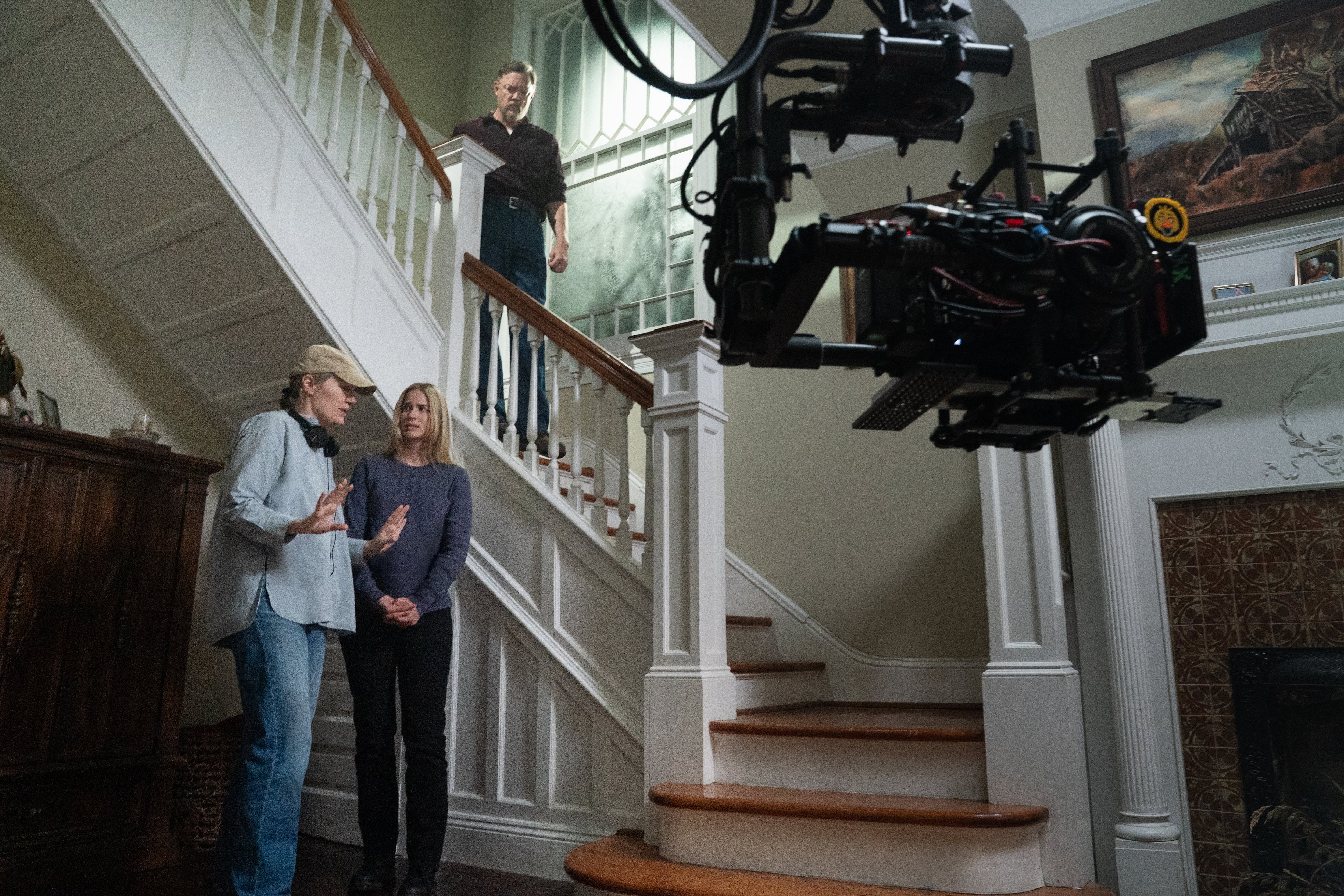 La directora Emma Tammi, Elizabeth Lail y Matthew Lillard en el set 'Five Nights at Freddy’s 2'. / Universal Pictures