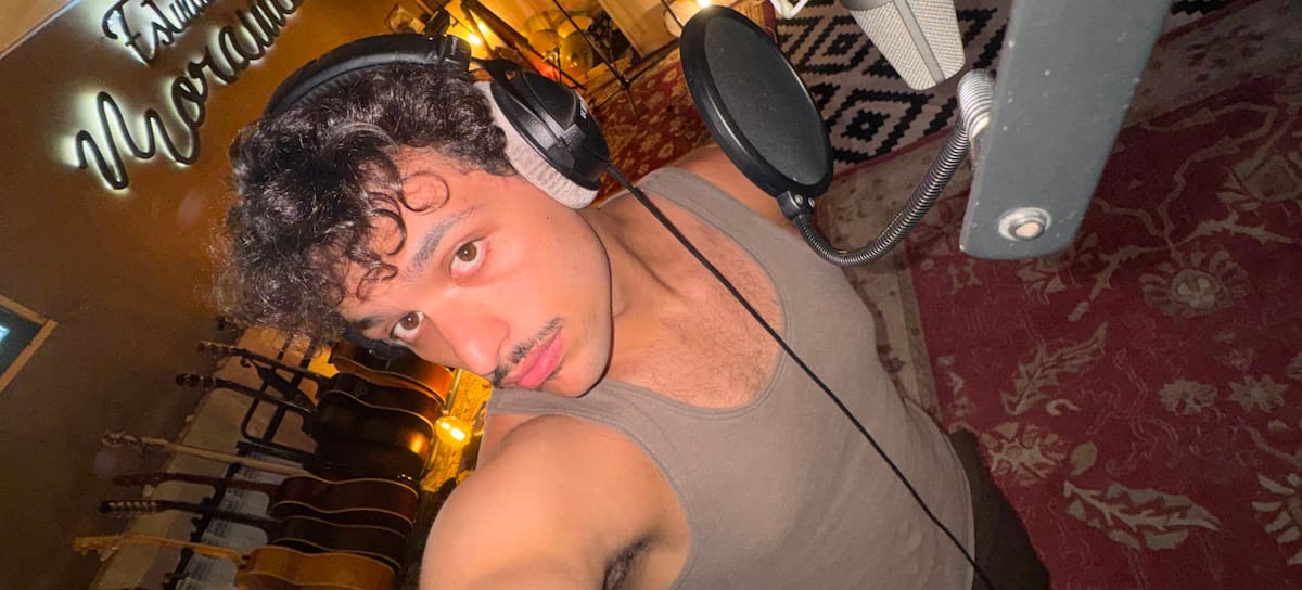 Tinho en el estudio preparando su primer disco / Imagen cedida por The Agency