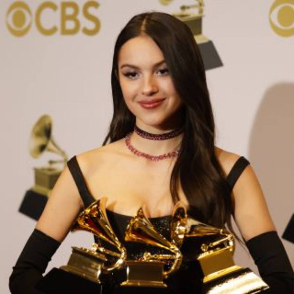 ¡Se le cayó! Olivia Rodrigo rompió uno de sus Premios Grammy