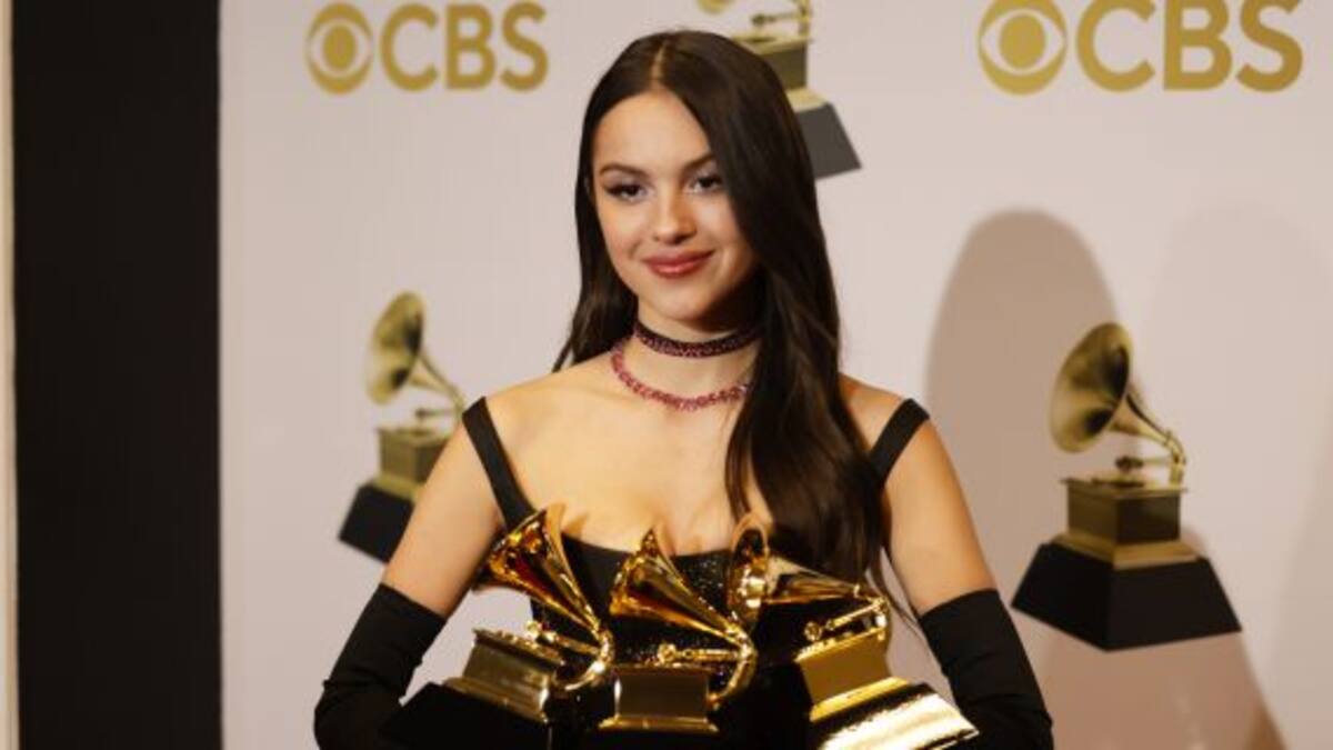 ¡Se le cayó! Olivia Rodrigo rompió uno de sus Premios Grammy
