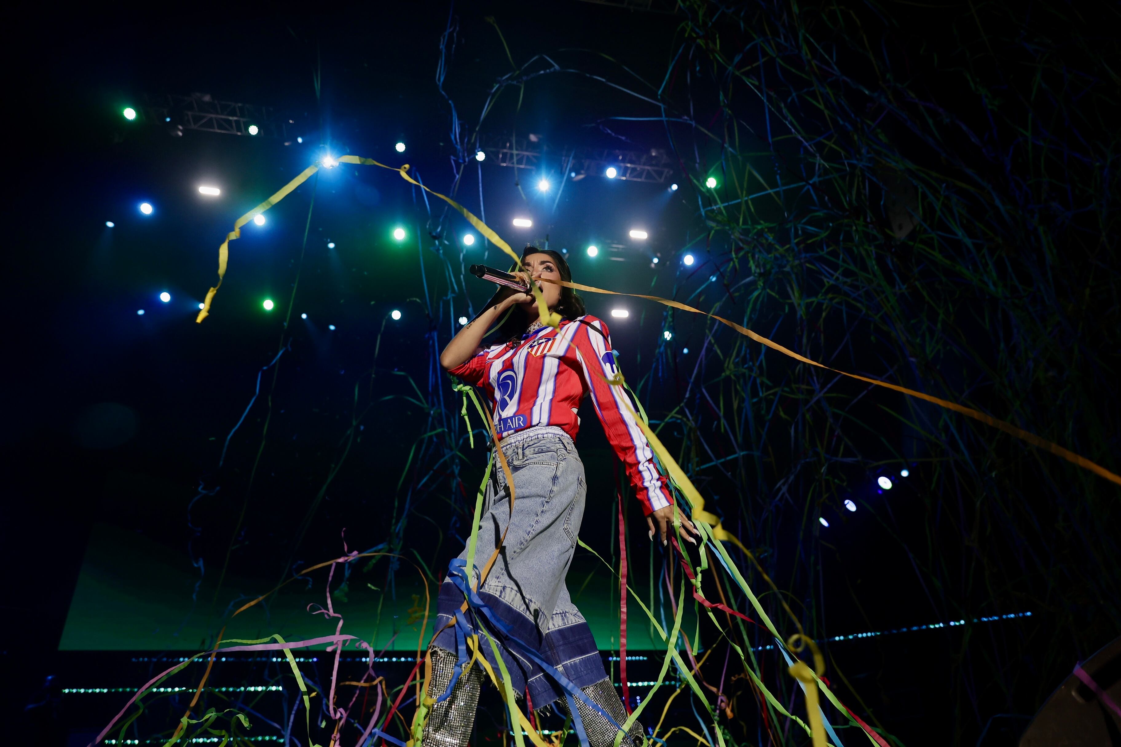 En la alfombra roja vimos a María Becerra con los futbolistas argentinos del Atlético de Madrid: Julián Álvarez, Giuliano Simeone y Nahuel Molina. Le regalaron una camiseta del equipo que no dudó en lucir en su actuación.