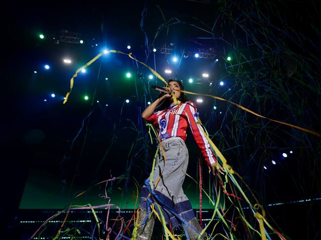 En la alfombra roja vimos a María Becerra con los futbolistas argentinos del Atlético de Madrid: Julián Álvarez, Giuliano Simeone y Nahuel Molina. Le regalaron una camiseta del equipo que no dudó en lucir en su actuación.