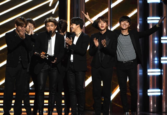 Los chicos de BTS recogiendo su último premio