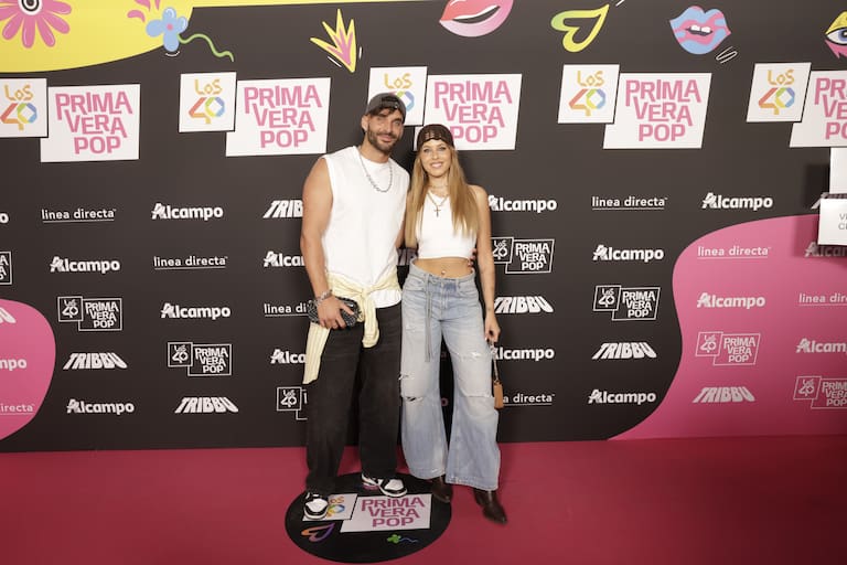 La pareja de influencers formada por Eddy Insua y Violeta Crespo, ha aprovechado la ocasión para combinar sus outfits de color blanco.