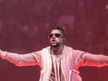 Bad Bunny posa junto a sus dos estatuas de cera: ¿te atreverías a decir cuál es la real?