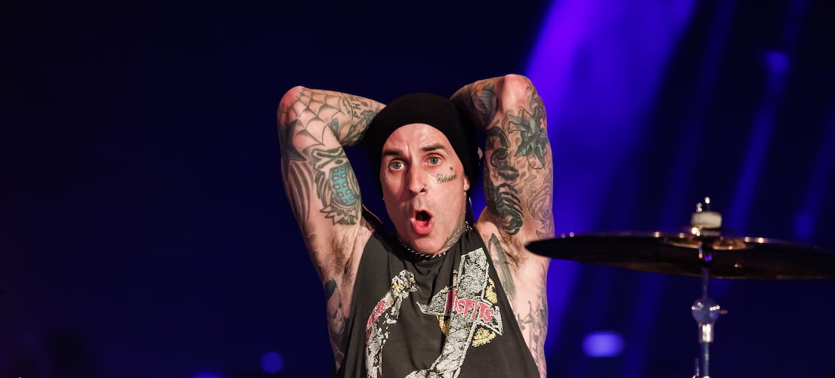 Travis Barker, de Blink-182, en la Mercedes-AMG World Premiere 2026, en Los Ángeles.
