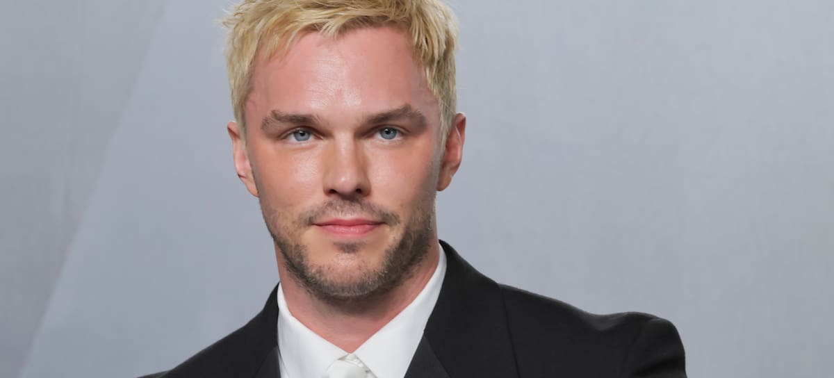 Nicholas Hoult en la fiesta de los Oscar de 2026