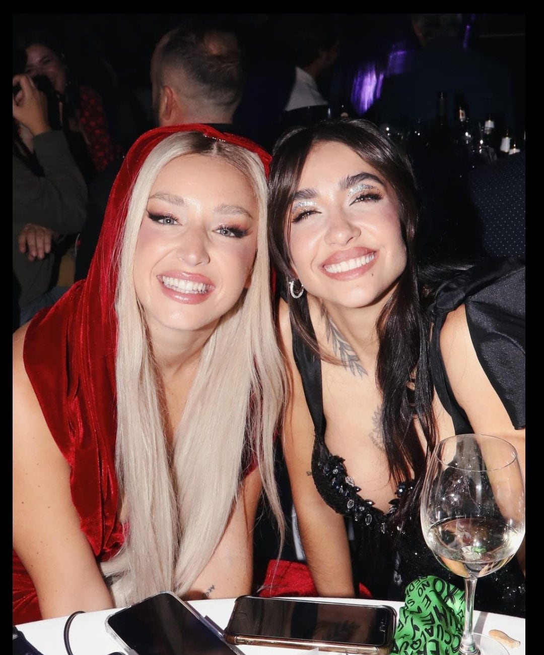 María Becerra y Lola Índigo en la gala de LOS40 Music Awards Santander 2023 en Madrid, España.