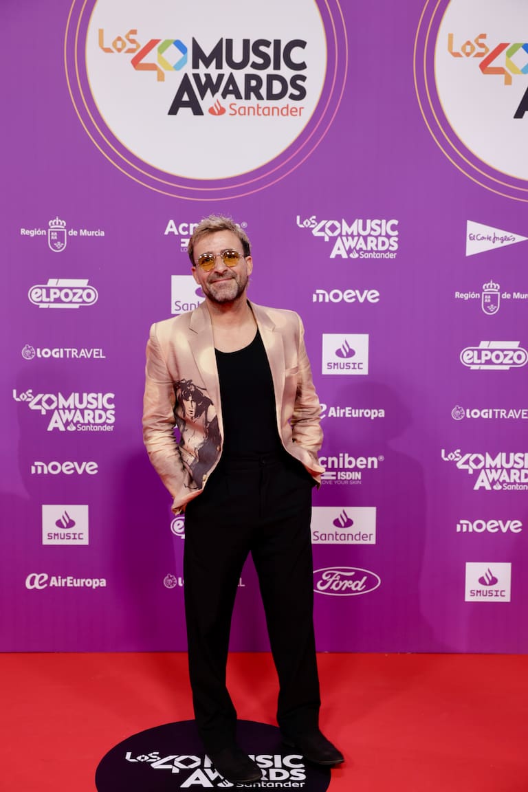 Funambulista ha querido sorprender con esta chaqueta bordada en color dorado para LOS4O Music Awards Santander 2025.