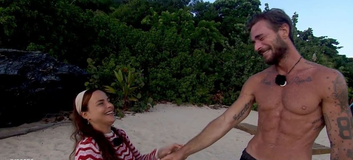 Marta Peñate le pide la mano a Tony Spina en 'Supervivientes All Stars 2'.