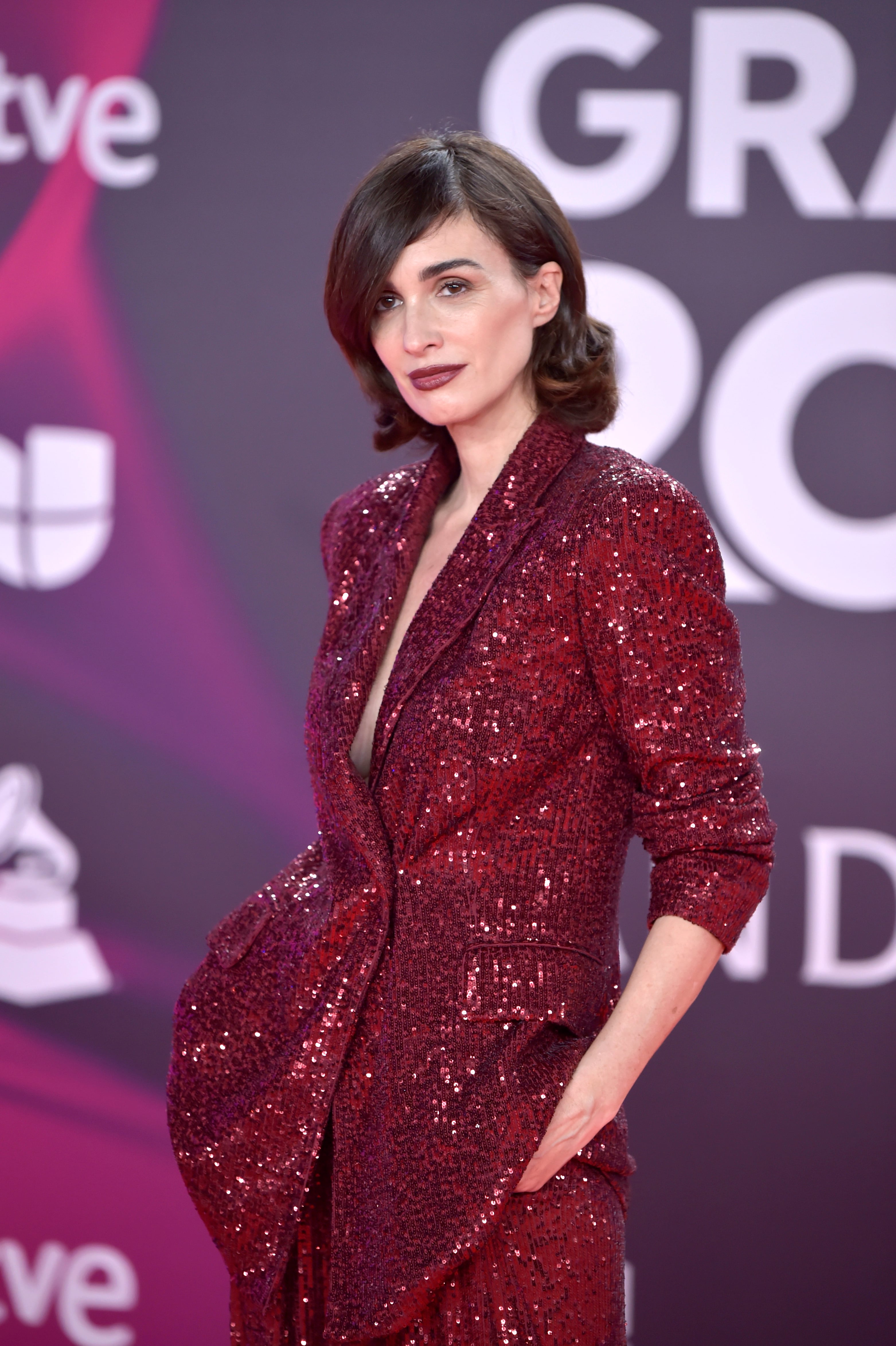 Paz Vega, la presentadora sevillana de la ceremonia de entrega, nos maravilló con este conjunto vinotinto con lentejuelas.