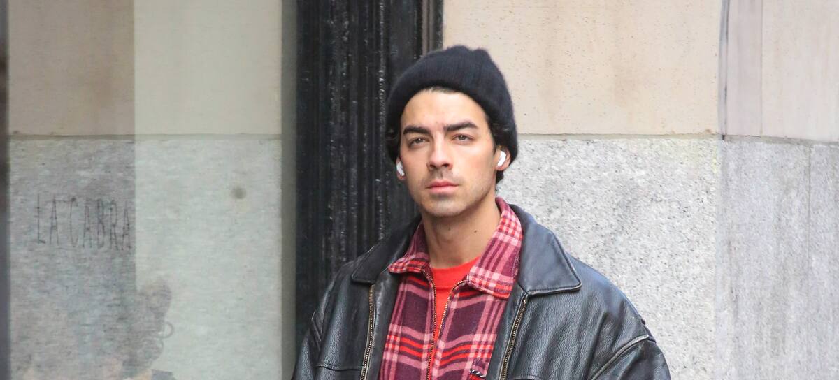 Joe Jonas caminando por las calles de Nueva York en diciembre de 2023