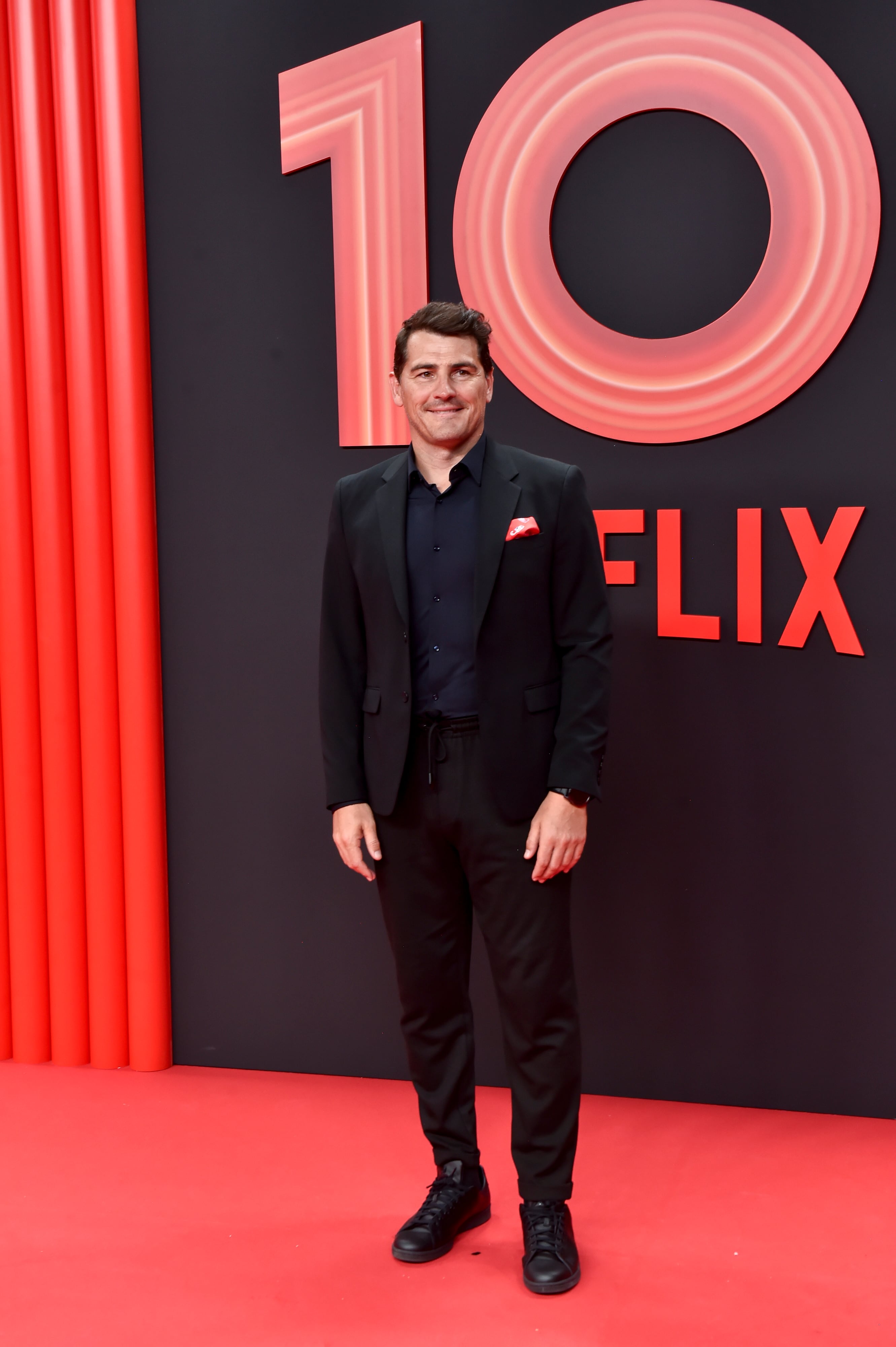 Traje negro para Iker Casillas que le ha puesto la nota de color rojo en el pañuelo del bosillo. El mundo del deporte también ha tenido representación.