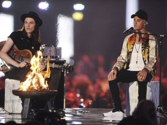 Dos JB, por favor: James Bay y Justin Bieber, calentitos en los Brits.