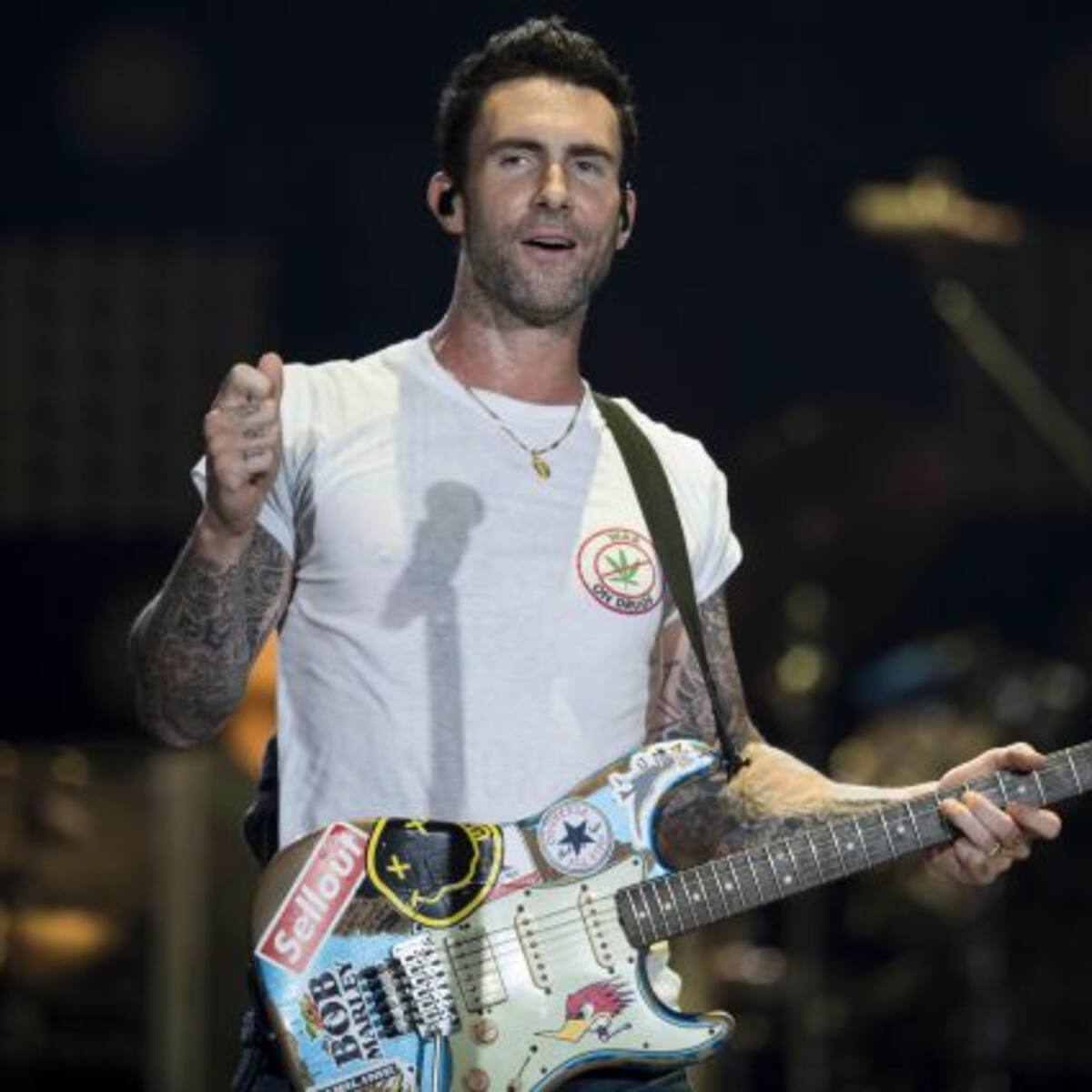 Maroon 5 estrena "Help Me Out" y su nueva balada "Whisky"