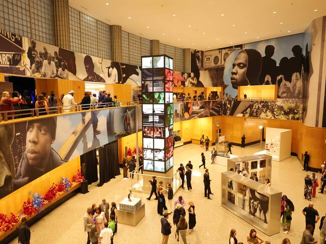 La exposición 'The Book of Hov' resalta la vida y obra del rapero Jay-Z.