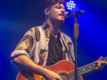 Cepeda anuncia nueva canción con una preciosa foto de su infancia: ‘Nené’