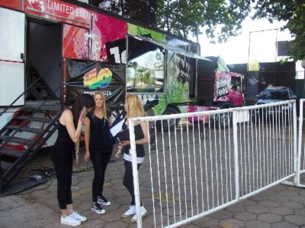Camión 40 Principales y John Foos en el show The Black Eyed Peas