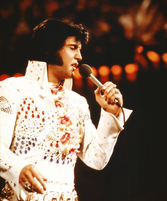 Elvis, actuando en el concierto &#039;Aloha From Hawaii&#039; y llevando su mono blanco.