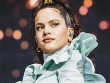 El beso de Rosalía y Rauw Alejandro: la pareja de moda del 2021