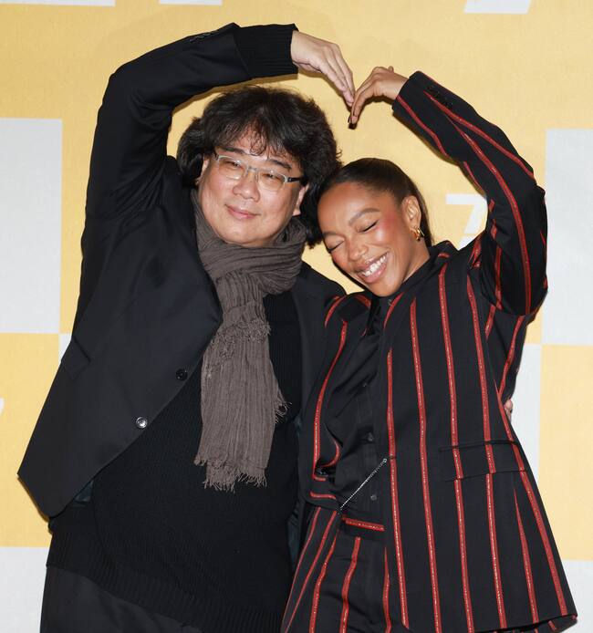 Bong Joon-ho y Naomi Ackie, director y actriz secundaria de 'Mickey 17', en la rueda de prensa de la película en Seúl en febrero de 2025. / The Chosunilbo JNS/Imazins via Getty