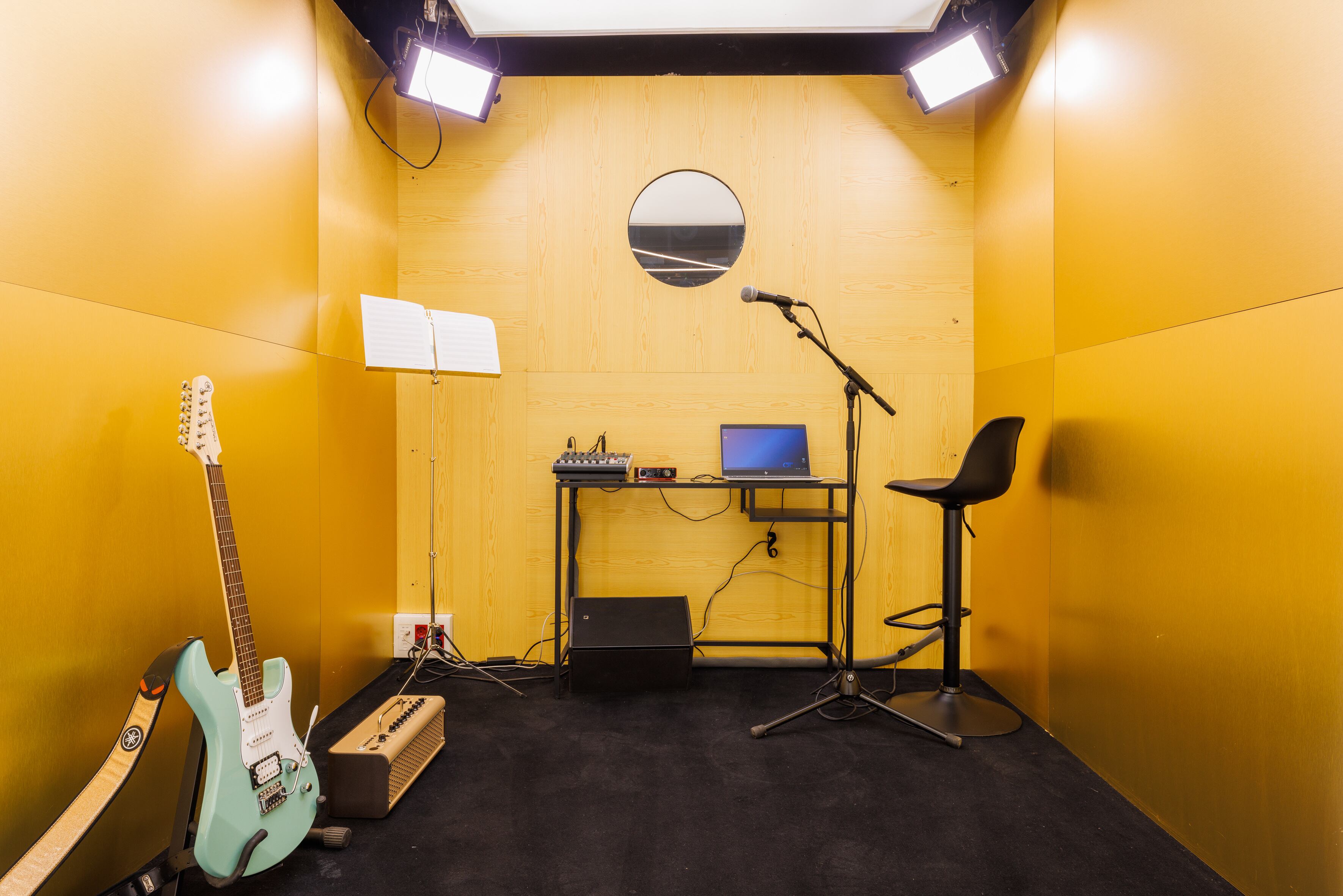 Vistos más de cerca, la mayor intimidad de los participantes de la Academia se producirá, además del baño (esperemos), estos boxes en los que ensayar. Pese a que podrán fallar todo lo que quieran dentro de ellos, lo más probable es que sean cuatro paredes insonorizadas que nos dejen grandes actuaciones para los que vean el 24h.