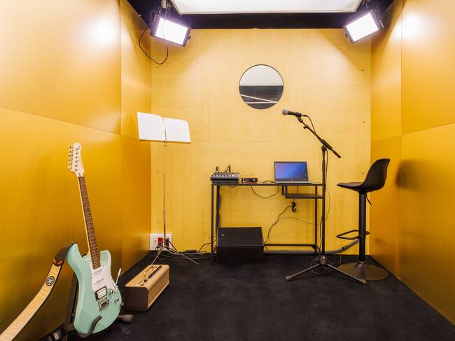 Vistos más de cerca, la mayor intimidad de los participantes de la Academia se producirá, además del baño (esperemos), estos boxes en los que ensayar. Pese a que podrán fallar todo lo que quieran dentro de ellos, lo más probable es que sean cuatro paredes insonorizadas que nos dejen grandes actuaciones para los que vean el 24h.