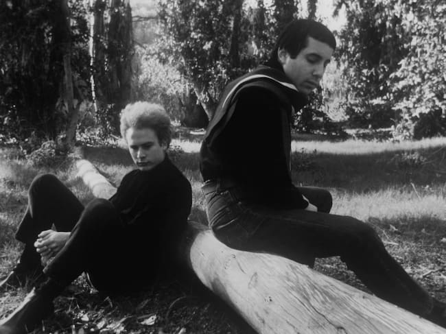 Otra foto de Paul Simon y singer en el spot de 1966