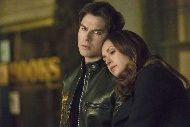 Ian Somerhalder y Nina Dobrev en Crónicas vampíricas.