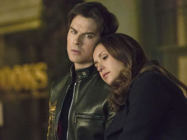 Ian Somerhalder y Nina Dobrev en Crónicas vampíricas.
