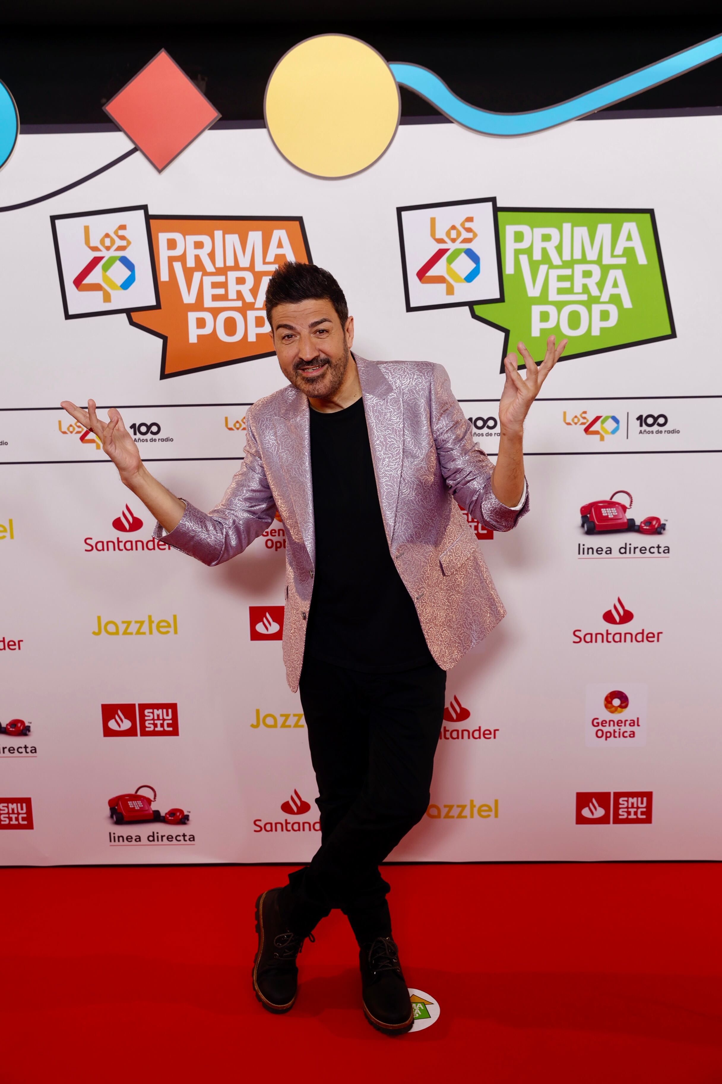 Es imposible no mencionar LOS40 Primavera Pop y no pensar en Tony Aguilar que no se ha perdido ninguna de sus ediciones. De muchos de los artistas que están en el Wizink Center esta noche hablará el fin de semana al repasar la nueva lista de éxitos. Como buen anfitrión, se ha puesto sus mejores galas. A brillar.