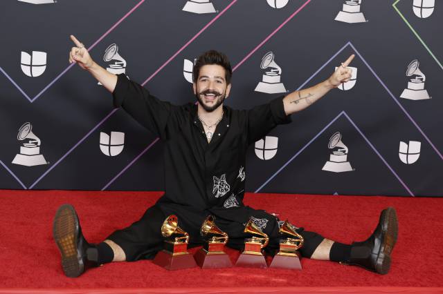 Camilo celebra muy feliz sus cuatro reconocimientos en los Latin Grammy el pasado año 2021.