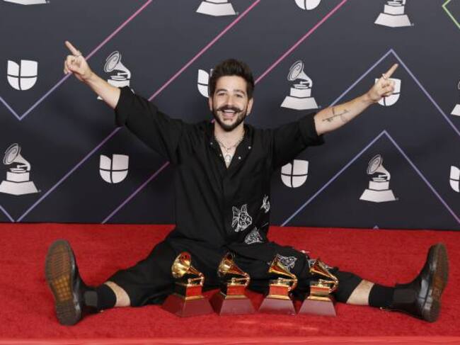 Camilo celebra muy feliz sus cuatro reconocimientos en los Latin Grammy el pasado año 2021.