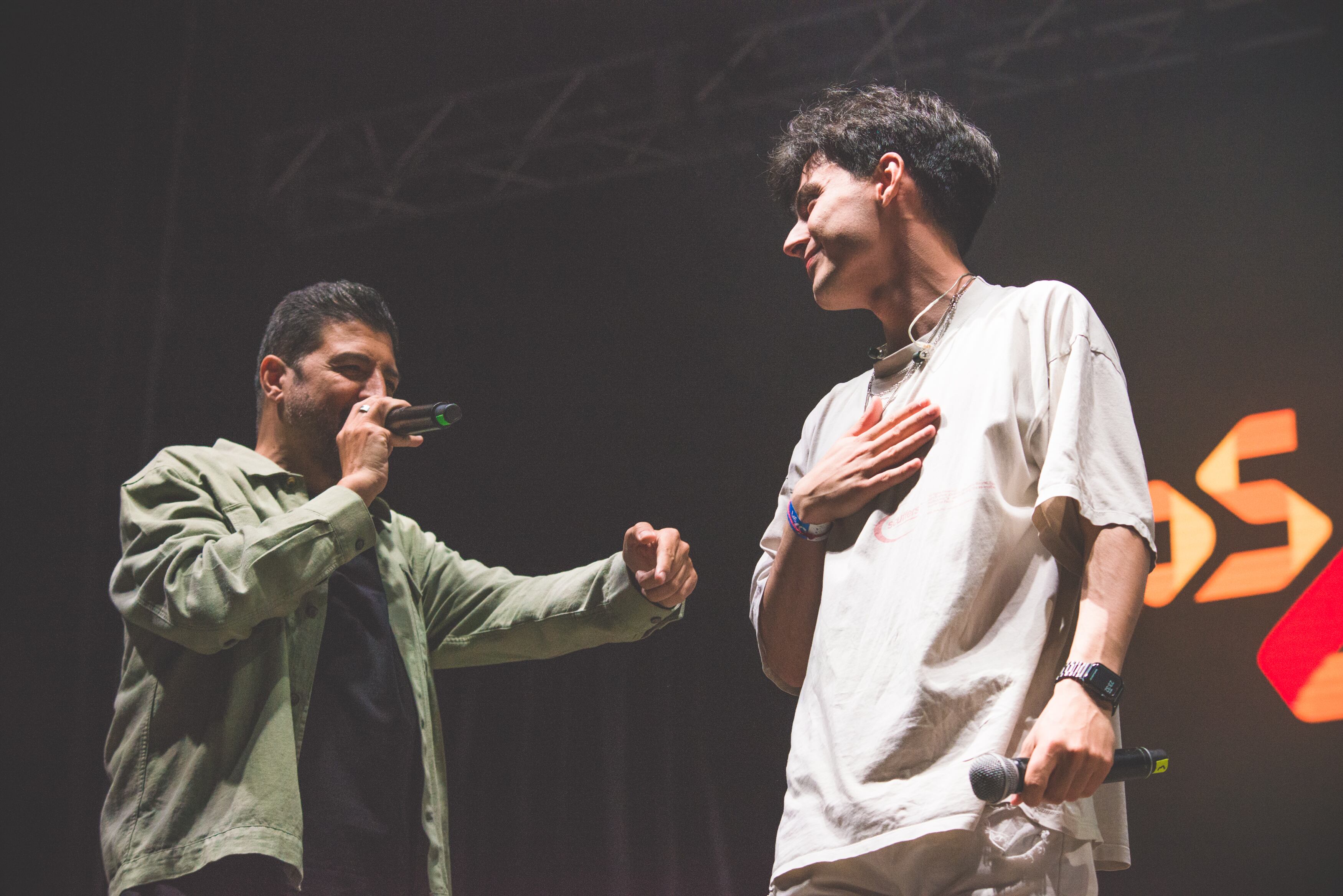 En contraposición a lo que dice su tema 'Semanas', hace muchos viernes que Charlie no sale al mismo lugar para tocar para los transeúntes de Gran Vía. Ahora vive su sueño con LOS40 Fotógrafo: David Gamero