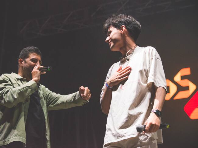 En contraposición a lo que dice su tema 'Semanas', hace muchos viernes que Charlie no sale al mismo lugar para tocar para los transeúntes de Gran Vía. Ahora vive su sueño con LOS40 Fotógrafo: David Gamero