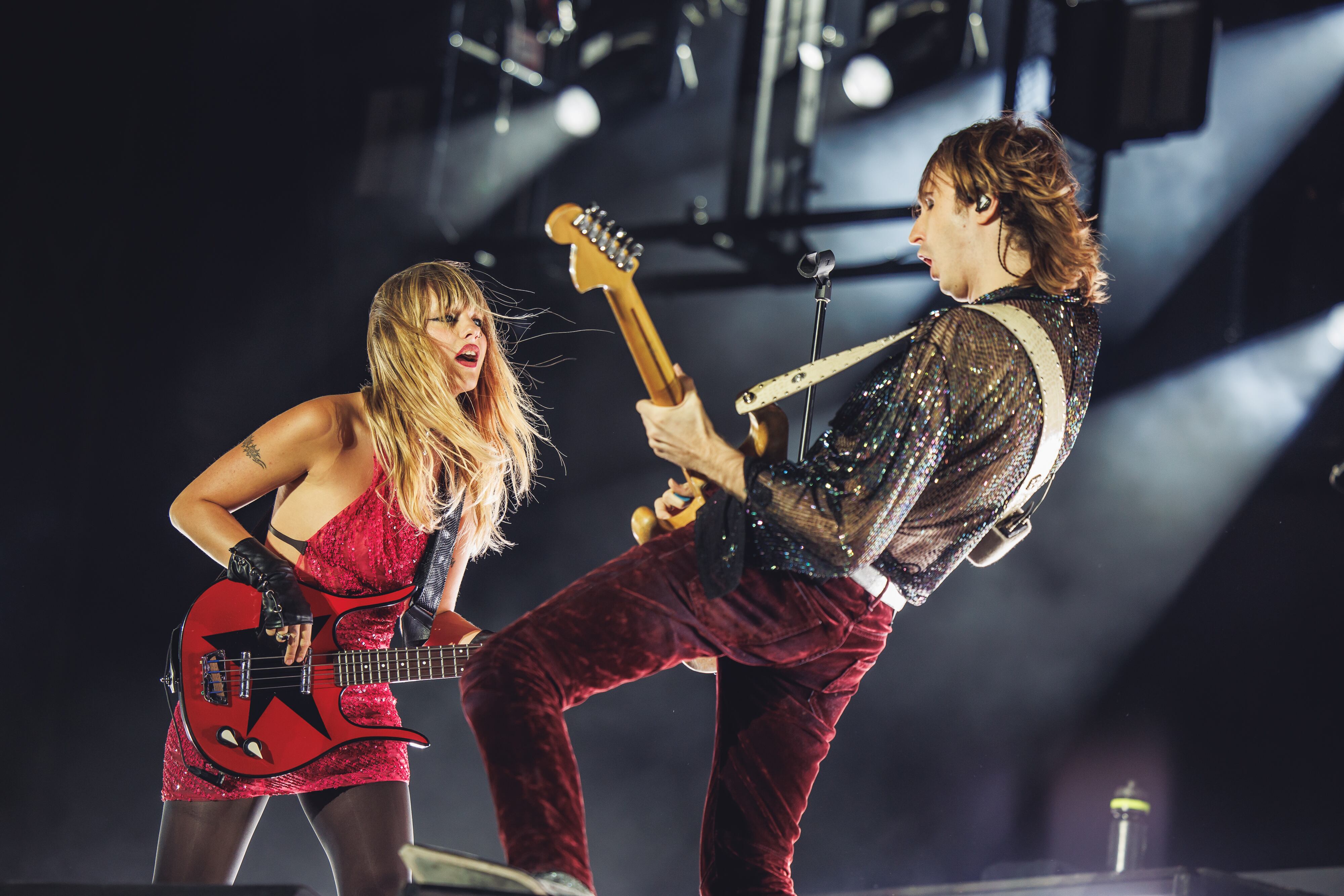 Victoria De Angelis (bajo) y Thomas Raggi (guitarra), dialogando con sus instrumentos en plena actuación de Maneskin en el Mad Cool 2024.