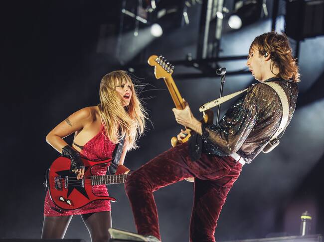 Victoria De Angelis (bajo) y Thomas Raggi (guitarra), dialogando con sus instrumentos en plena actuación de Maneskin en el Mad Cool 2024.
