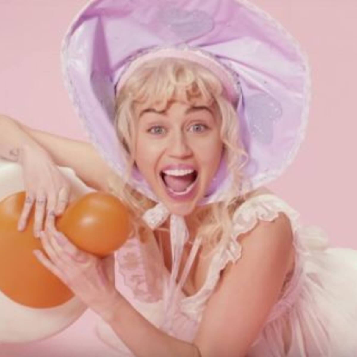 ¡Miley Cyrus arrancó el 2016 con nuevo look!