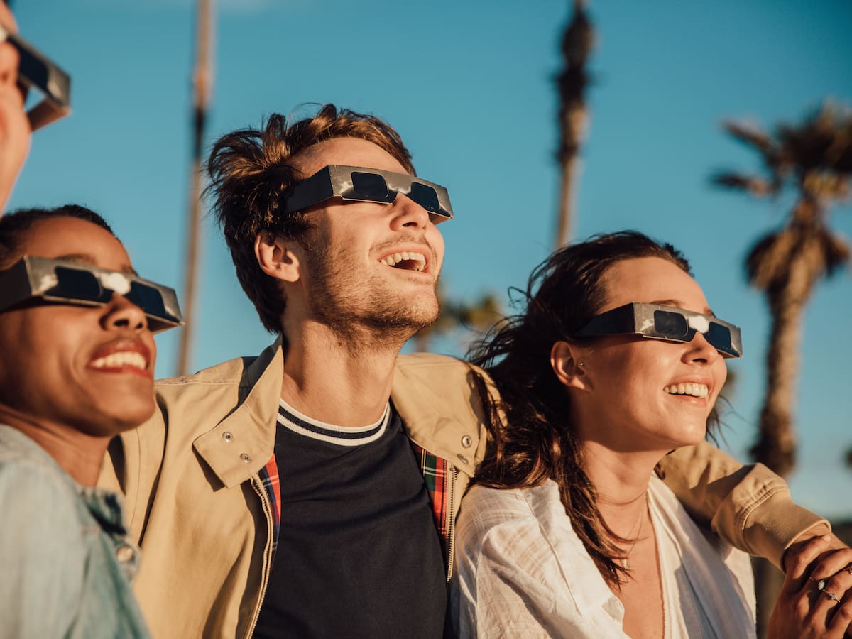 10 gafas homologadas que necesitas para el eclipse de sol del 12 de agosto y dónde comprarlas