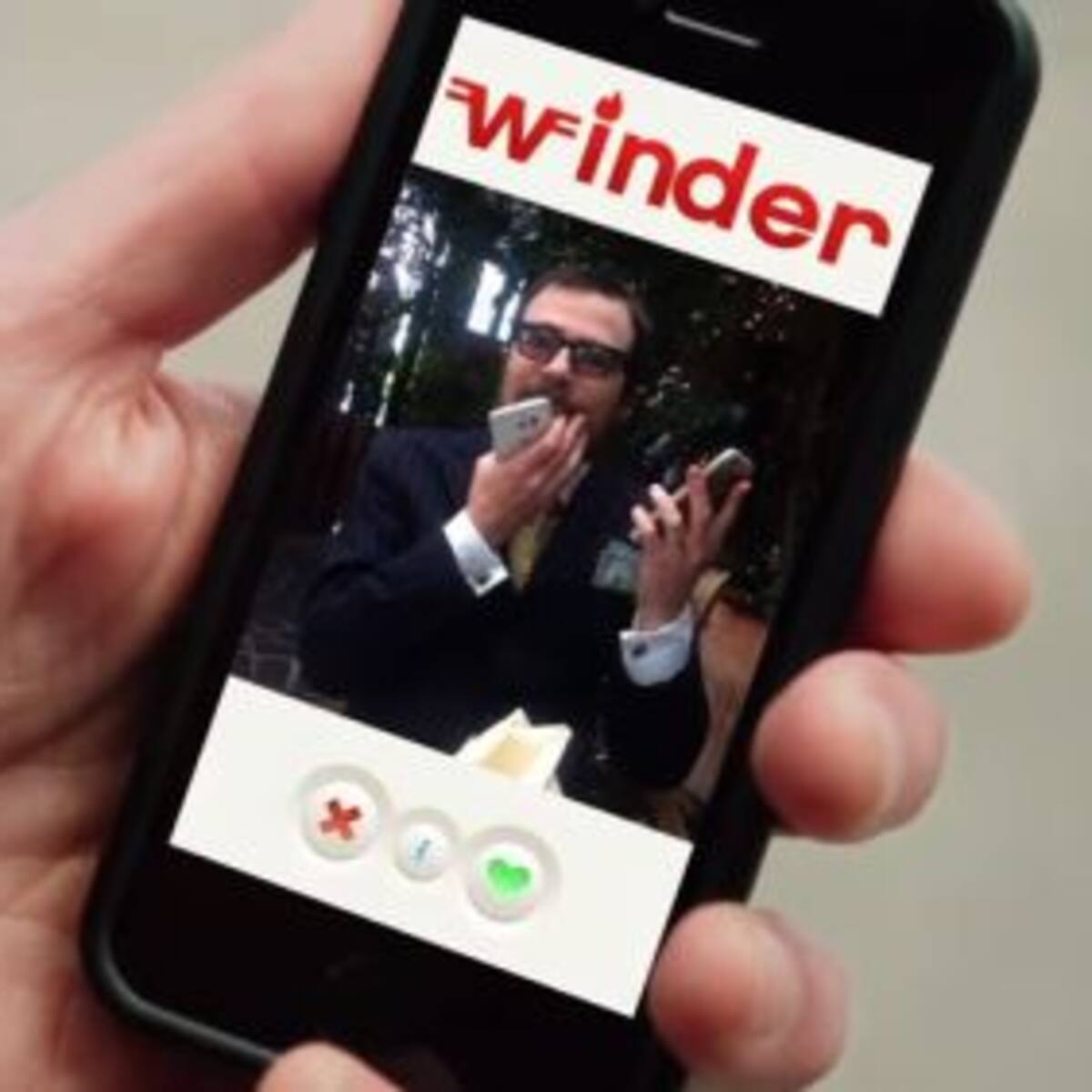 Mira el video que se burla de Tinder