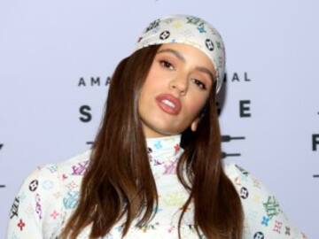 “Huele rico”: Rosalía reacciona al abrir el regalo de las Kardashian que incluía cannabis y un juguete erótico