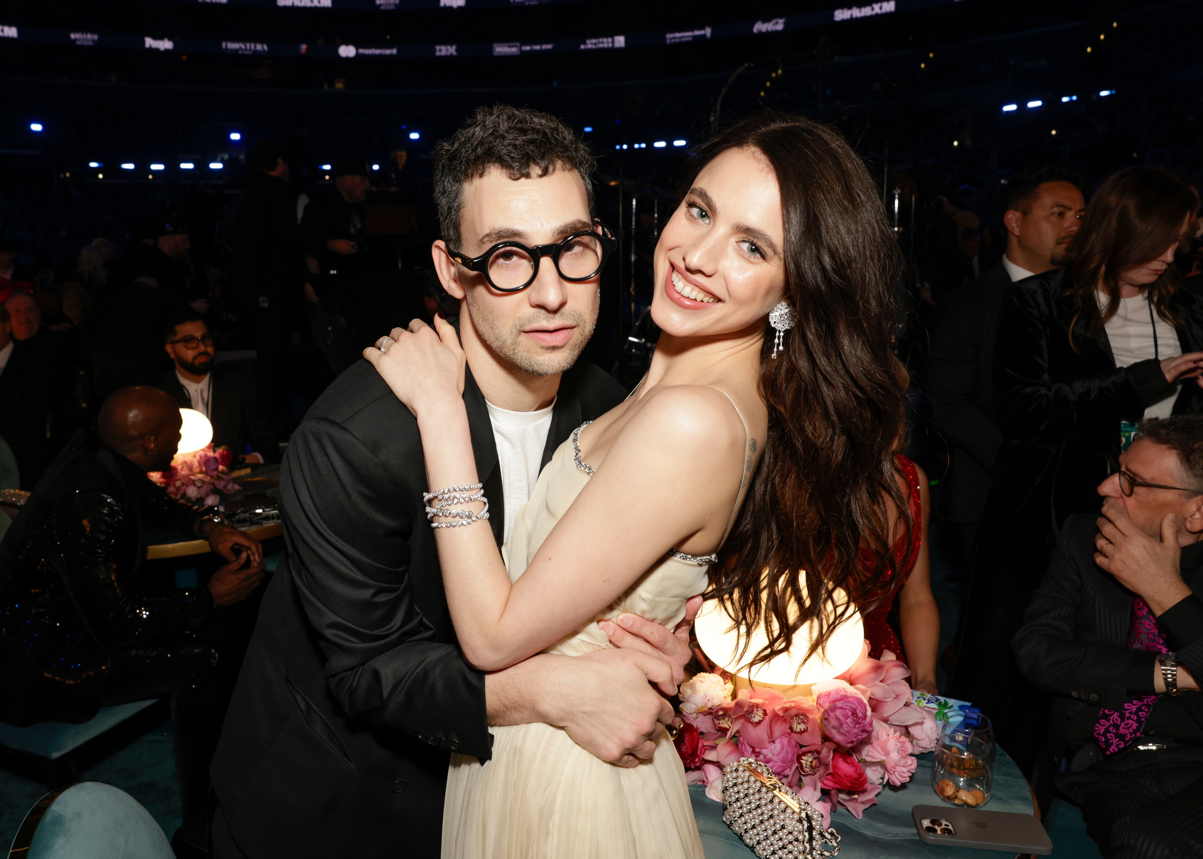 Jack Antonoff y Margaret Qualley en los Grammy 2025