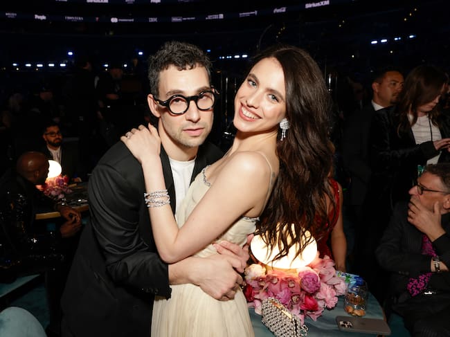 Jack Antonoff y Margaret Qualley en los Grammy 2025