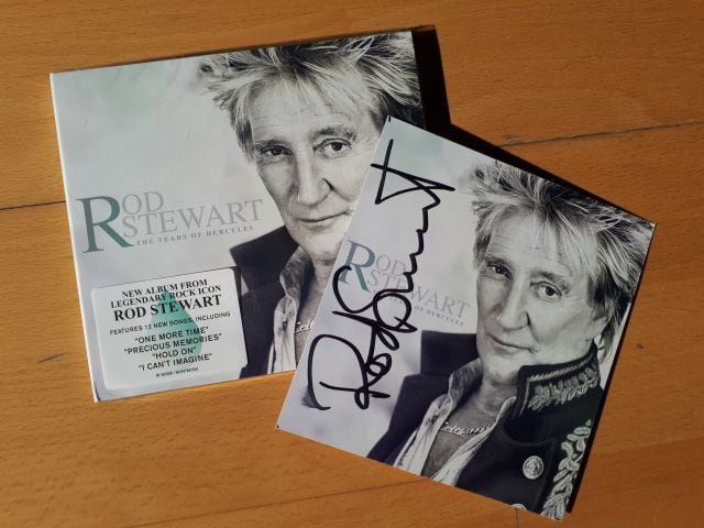 &#039;The Tears of Hercules&#039;, el último disco de Rod Stewart, firmado por el artista.