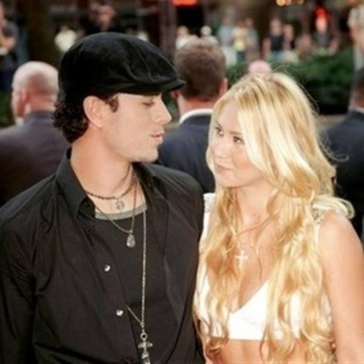 ¡Enrique Iglesias se estrena como papá!