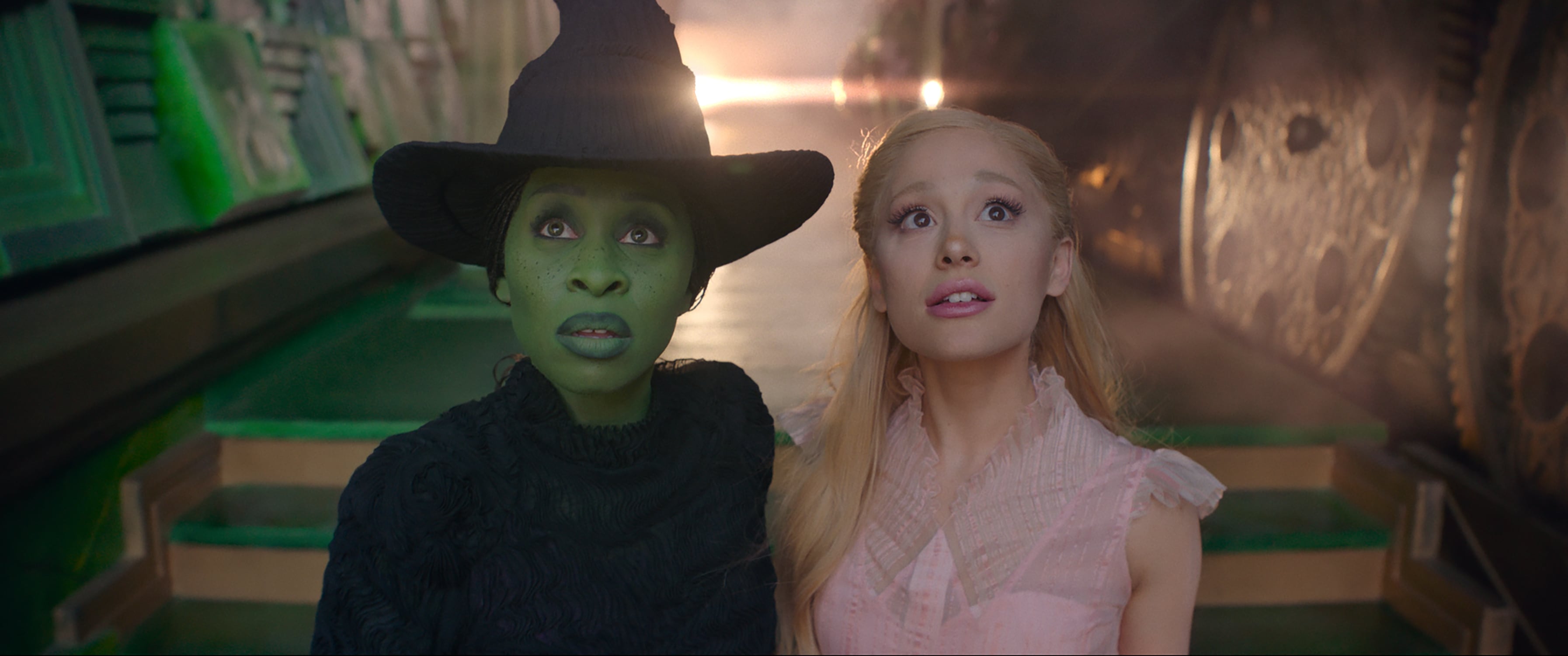 Cynthia Erivo como Elphaba y Ariana Grande como Glinda en &#039;WICKED&#039;, ya en cines. / Universal Pictures Spain