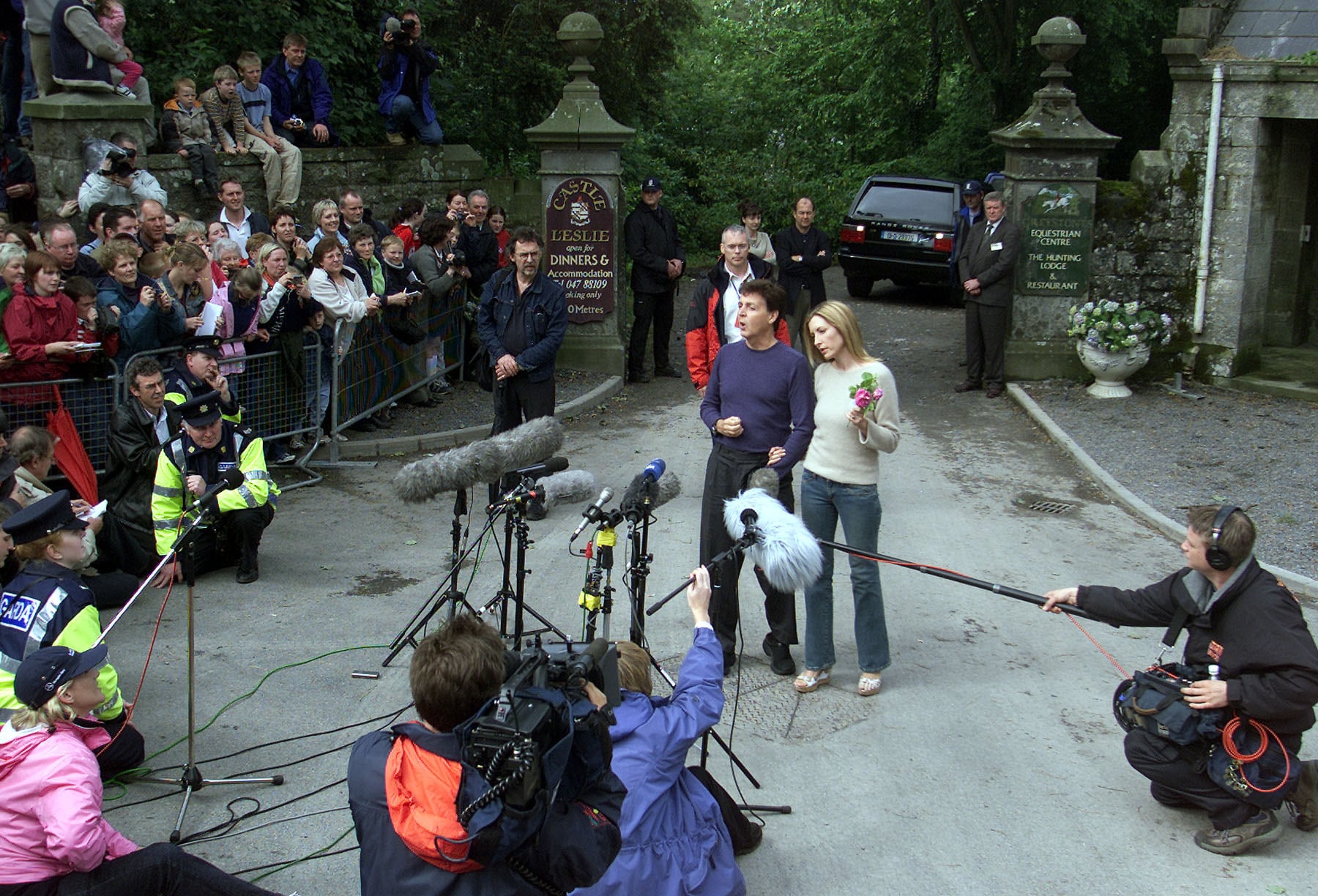 En el Castillo de Leslie, en Glaslough, aunuciando su compromiso con Heather Mills.