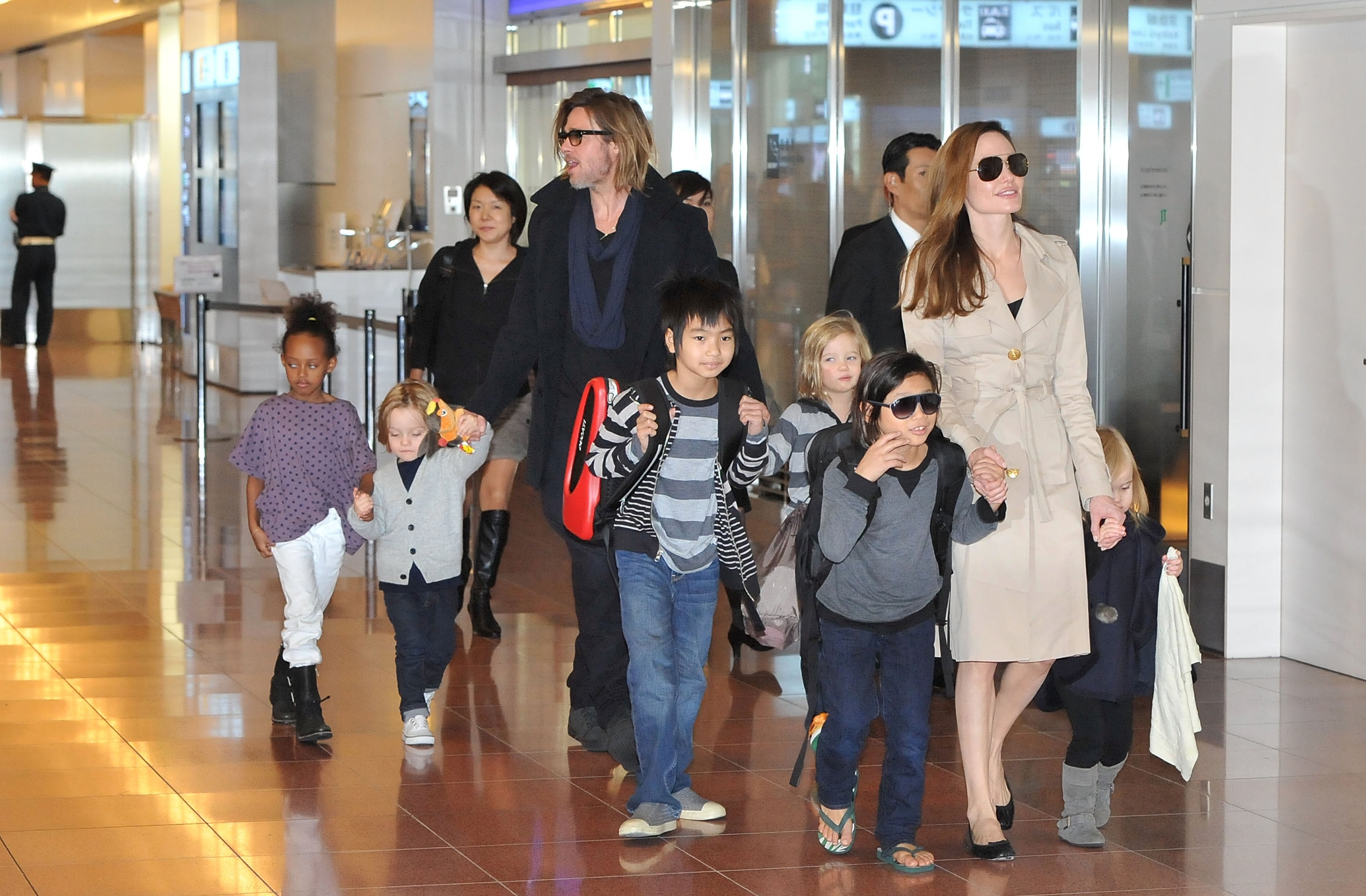 La familia Pitt-Jolie a su llegada a Tokio